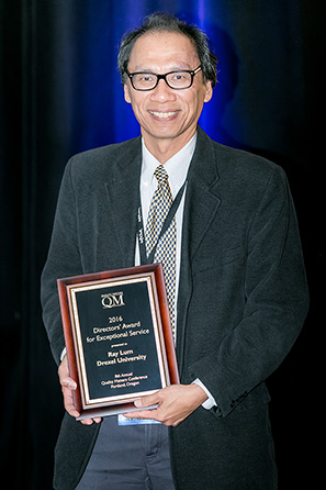 Raymond Lum received the 2016 Director's Award for Exceptional Service from Quality Matters.